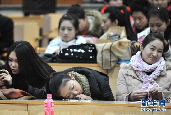 在藝考中，女學(xué)生為了追求更好的狀態(tài)亮相，掀起整容熱潮
