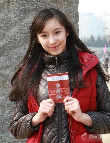 在藝考中，女學(xué)生為了追求更好的狀態(tài)亮相，掀起整容熱潮