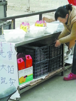 頭天沒賣掉的元宵和原料就放在攤柜里，沒有任何遮擋。