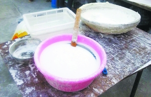 露天擺放的制作原料。