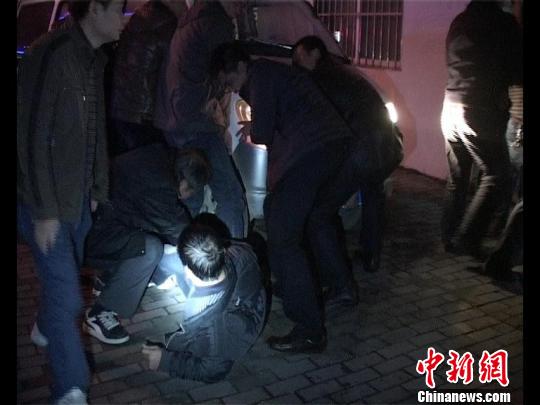 眾人抬車救人。 林增崇 攝