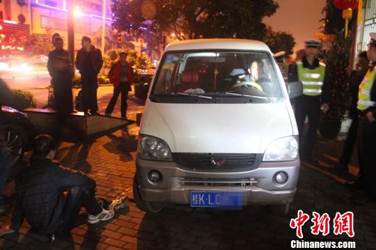 眾人抬車救人。 林增崇 攝