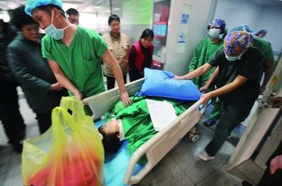 青島洛陽(yáng)路發(fā)生血案 男子捅死岳母妻子女兒成血人