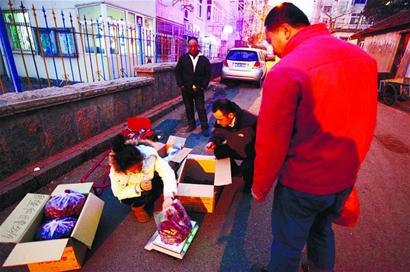 倔強(qiáng)紅棗媽媽拒收捐款傳遞正能量 市民爭相買棗