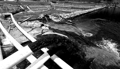 ?2010年7月，福建紫金礦業(yè)紫金山銅礦濕法廠發(fā)生銅酸水滲漏事故，造成汀江部分水域嚴(yán)重污染，事故被瞞報(bào)9天。（資料圖片）圖/CFP