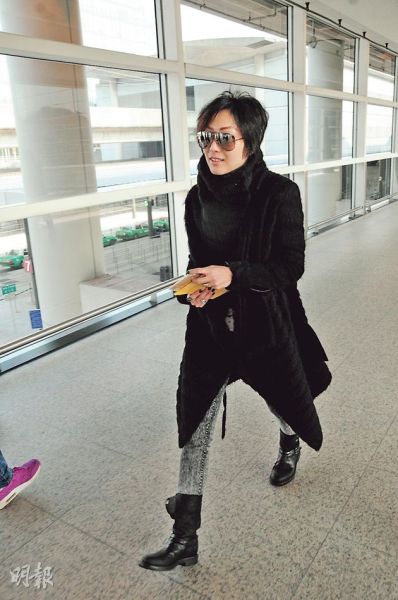 鄭秀文否認(rèn)與許志安去沖繩試婚，強(qiáng)調(diào)是普通旅行享受陽光與海灘。