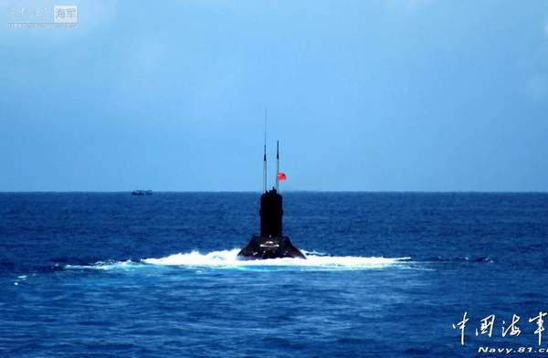 資料圖：南海艦隊某潛艇支隊374艇迎著朝霞駛出軍港，開赴某潛艇訓(xùn)練海域，與反潛機展開水聲對抗演練。