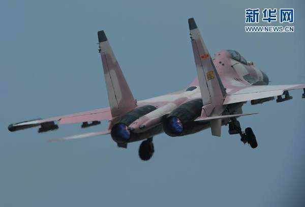戰(zhàn)機(jī)直刺云天。