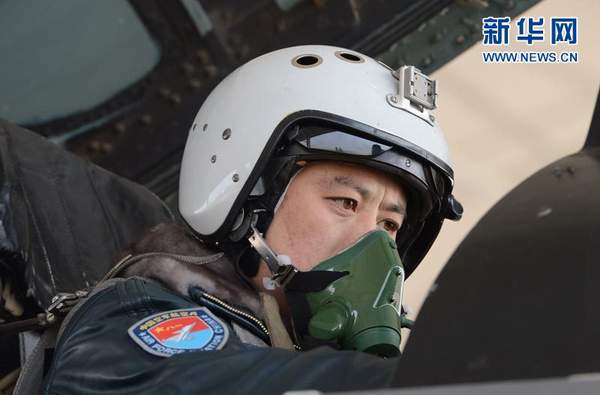 起飛前，大隊長馬剛精心檢查戰(zhàn)機。