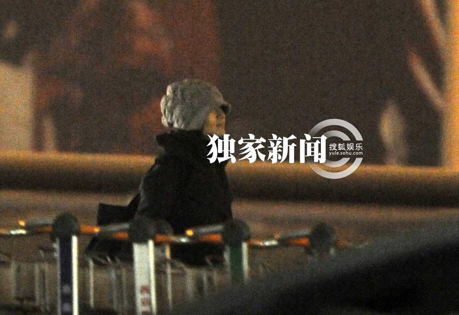 柴靜回京露歡顏 “隱身”老公接機顯體貼