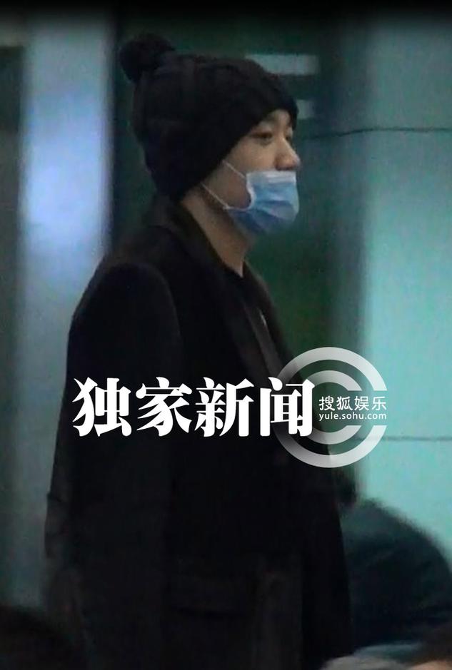 李代沫機場喬裝玩低調(diào) 工作不休撈金忙