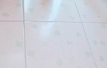 青島金沙灘建設(shè)集團(tuán)新房住一年現(xiàn)地板裂縫