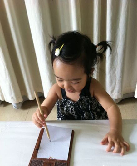 國(guó)內(nèi)最紅大叔張嘉譯妻女近照