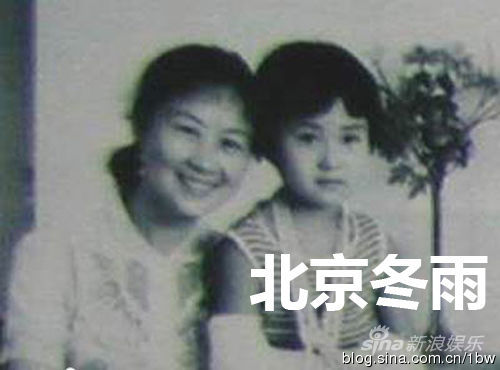 44歲許晴昔日黑白童年照 光屁股露點照一同曝光