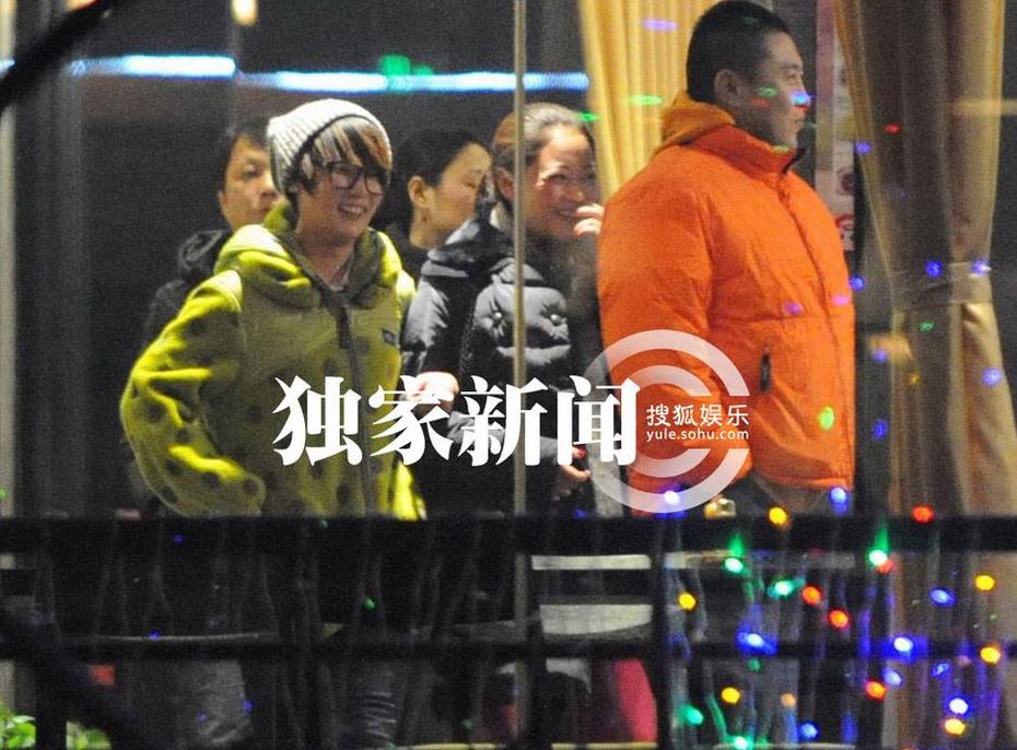 追星：徐克攜小女友深夜覓食無交流 吳京謝楠深夜會(huì)有秀恩愛