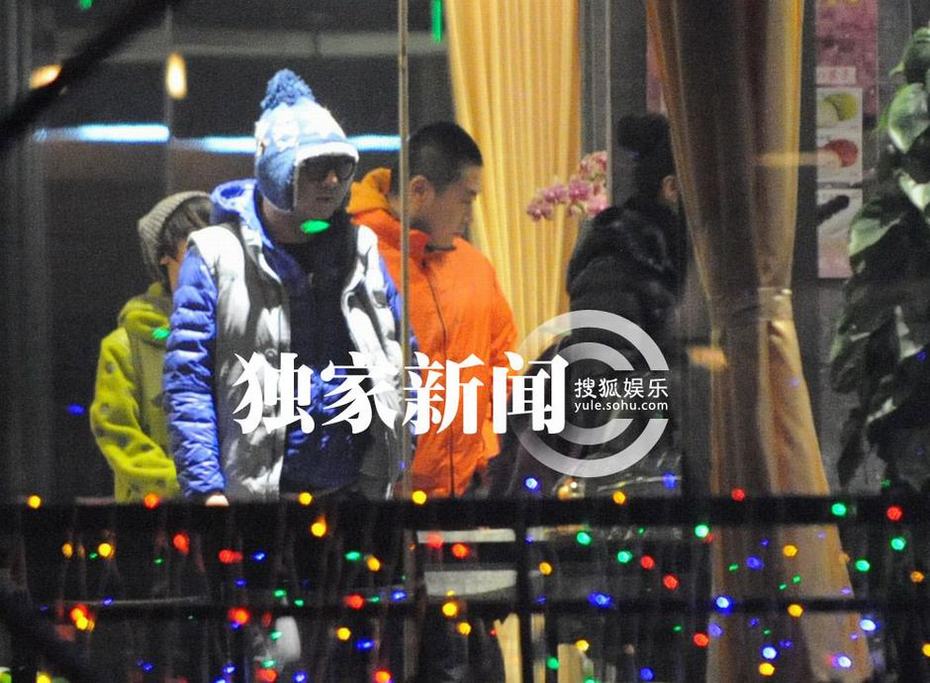 追星：徐克攜小女友深夜覓食無(wú)交流 吳京謝楠深夜會(huì)有秀恩愛