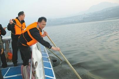 “中國第一飛人”駕滑翔機飛行墜湖 生死不明