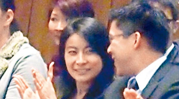 郭晶晶懷孕撈金走穴引圍觀 霍啟剛當保鏢呵護備至