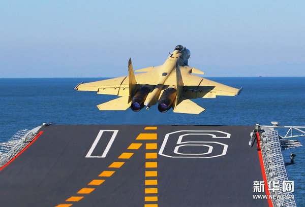 資料圖：中國(guó)艦載機(jī)完成起降試驗(yàn)后將進(jìn)行掛彈飛行，此為殲-15從遼寧艦起飛升空。