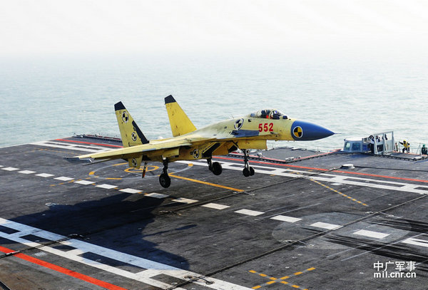 資料圖：殲-15降落遼寧艦瞬間。