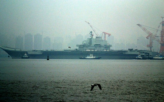 資料圖：網(wǎng)友拍攝遼寧號(hào)航母2013年首次駛離大連港出海。