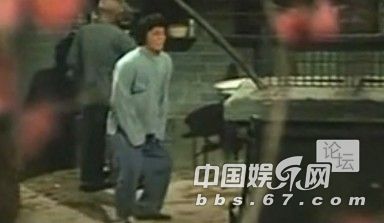 口味有點(diǎn)重！成龍大哥早年三級(jí)片曝光 與艷星翻云覆雨