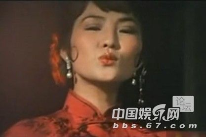 口味有點重！成龍大哥早年三級片曝光 與艷星翻云覆雨
