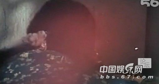 口味有點重！成龍大哥早年三級片曝光 與艷星翻云覆雨