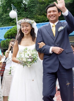 揭嫁豪門女星：李英愛(ài)誕龍鳳胎 韓彩英9年戀愛(ài)長(zhǎng)跑