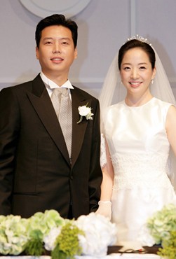 揭嫁豪門女星：李英愛(ài)誕龍鳳胎 韓彩英9年戀愛(ài)長(zhǎng)跑