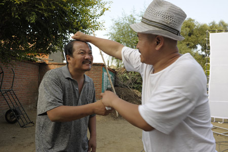 《鄉(xiāng)村愛(ài)情》里的演員都是本山傳媒集團(tuán)下的演員，是本山的弟子