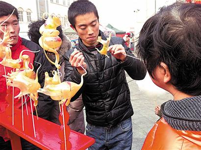 揭秘民俗藝人:草編吹糖一天輕松賺上千 糖畫一周能學會