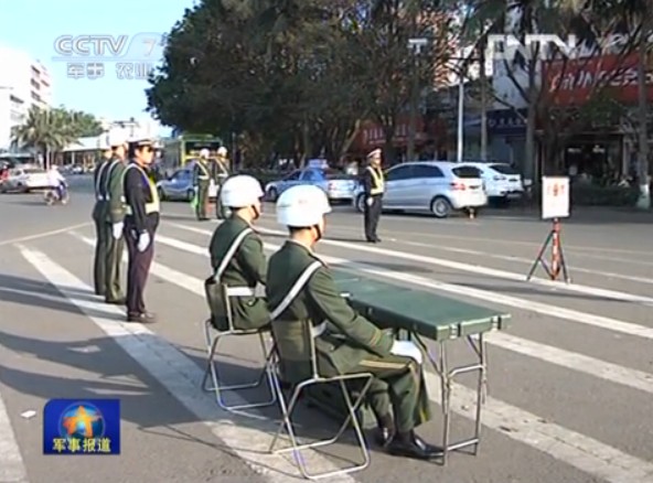 央視視頻截圖：解放軍加強軍車檢查。