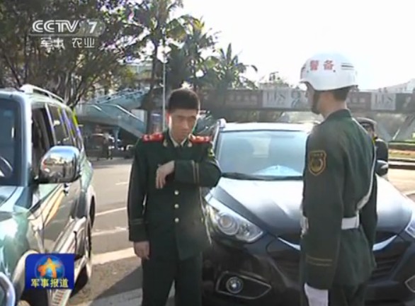 視視頻截圖：解放軍進(jìn)行軍車轉(zhuǎn)向整治。