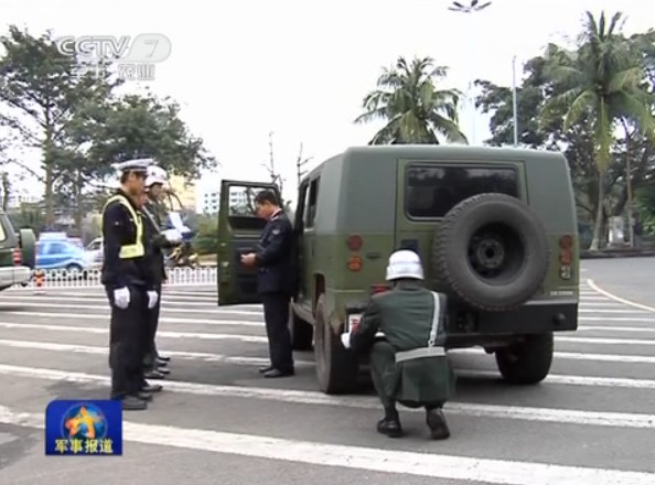 央視視頻截圖：解放軍進(jìn)行軍車專向整治。
