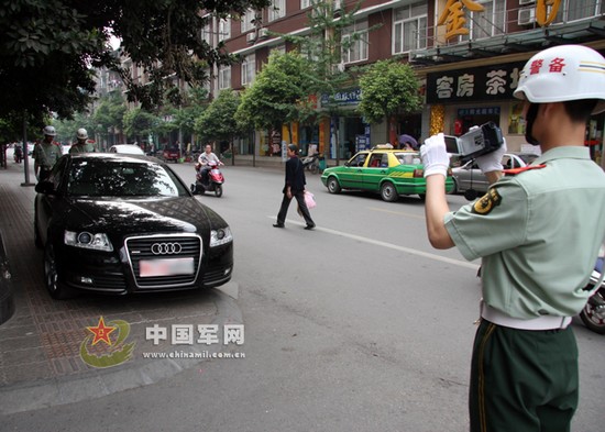 資料圖：檢察人員對(duì)違章軍車進(jìn)行拍照取證。