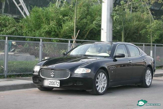資料圖：網(wǎng)絡(luò)曝光的軍車中的豪華車。