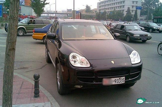 資料圖：網(wǎng)絡(luò)曝光的軍車中的豪華車。