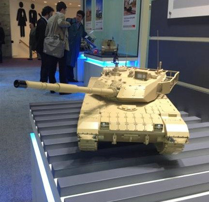 資料圖：展會上的MBT-3000主戰(zhàn)坦克模型。