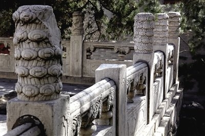 2月27日，記者在頤和園南湖島涵虛堂發(fā)現(xiàn)，欄桿上的一個(gè)云龍紋石雕望柱頭失蹤。 記者 郭鐵流（圖片來(lái)源：新京報(bào)）