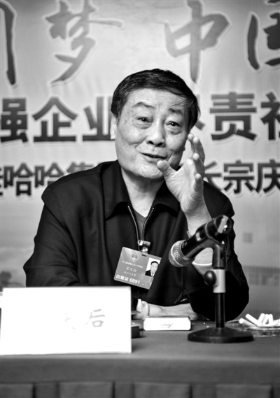 昨日，蟬聯(lián)中國內(nèi)地首富的全國人大代表、娃哈哈集團董事長宗慶后，到京參加全國人大會議。實習生 楊奉焓