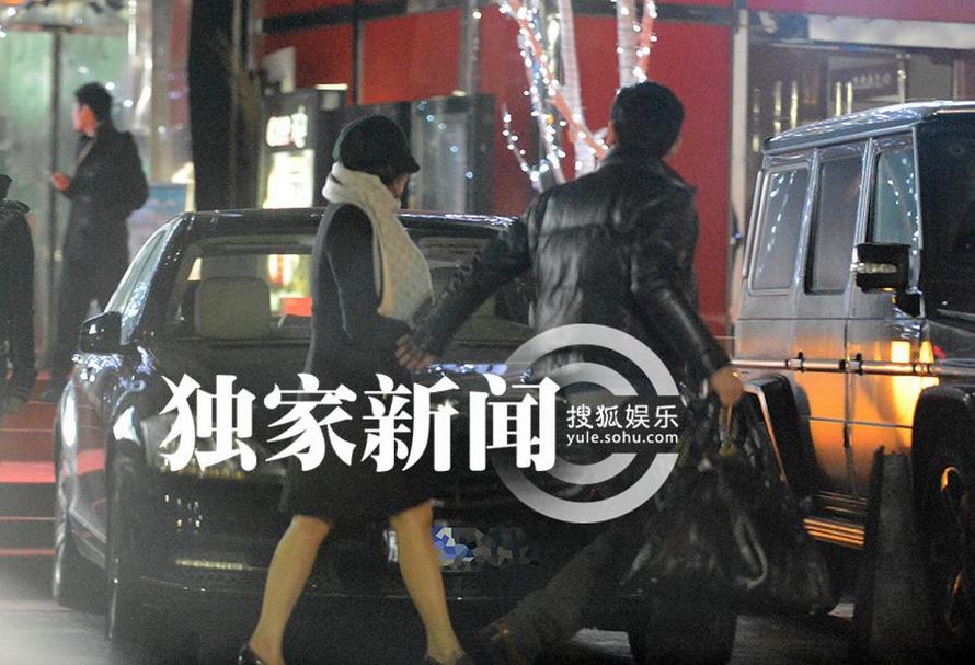 伊能靜深夜出街挽神秘男 疑戀上新任經(jīng)紀人