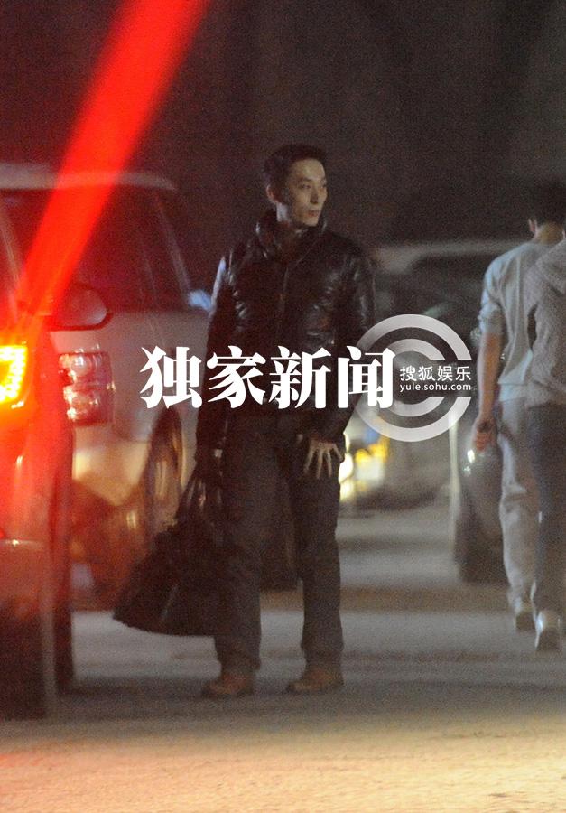 伊能靜深夜出街挽神秘男 疑戀上新任經紀人