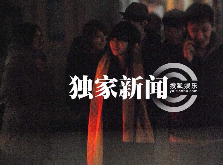 伊能靜深夜出街挽神秘男 疑戀上新任經(jīng)紀(jì)人