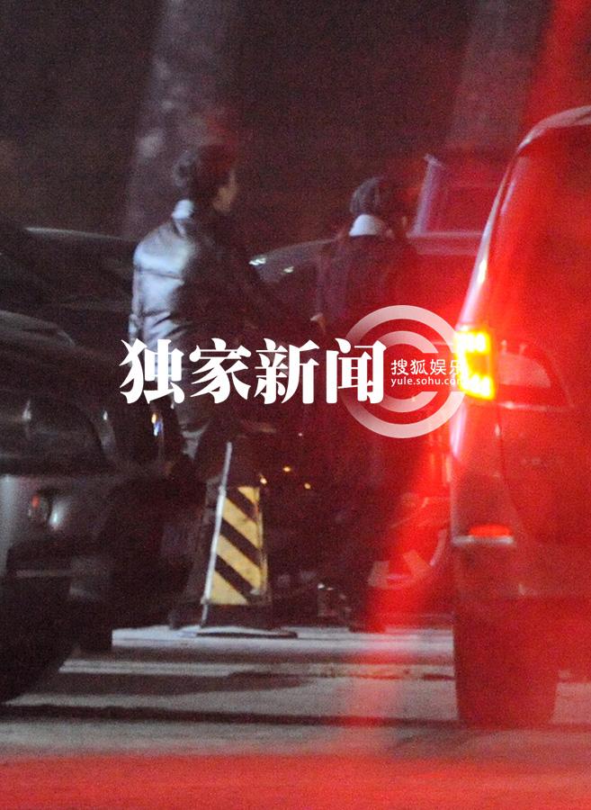 伊能靜深夜出街挽神秘男 疑戀上新任經(jīng)紀人