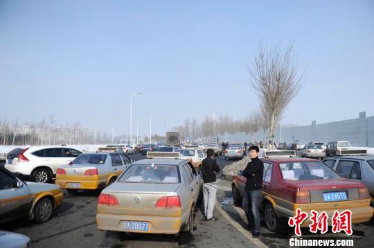 一發(fā)現(xiàn)有類似車輛，就會(huì)有人圍上去查問。 張瑤 攝