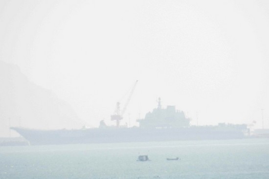 原文配圖：網友拍攝到的遼寧艦航母靠泊在航母軍港內的場景。
