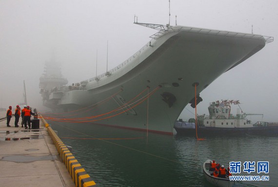 資料圖：中國(guó)首艘航空母艦遼寧艦首次靠泊青島某軍港。