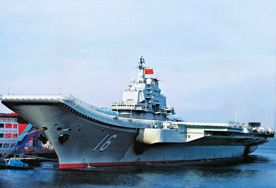 資料圖：2013遼寧艦駛向母港\青島膠東航母基地的保密性工作做得很好。至今對(duì)于航母基地沒(méi)有任何報(bào)道。