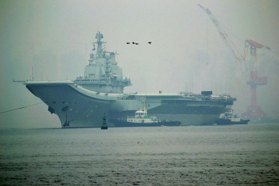 資料圖：中國首艘航母“遼寧艦”徐徐離開大連港口。